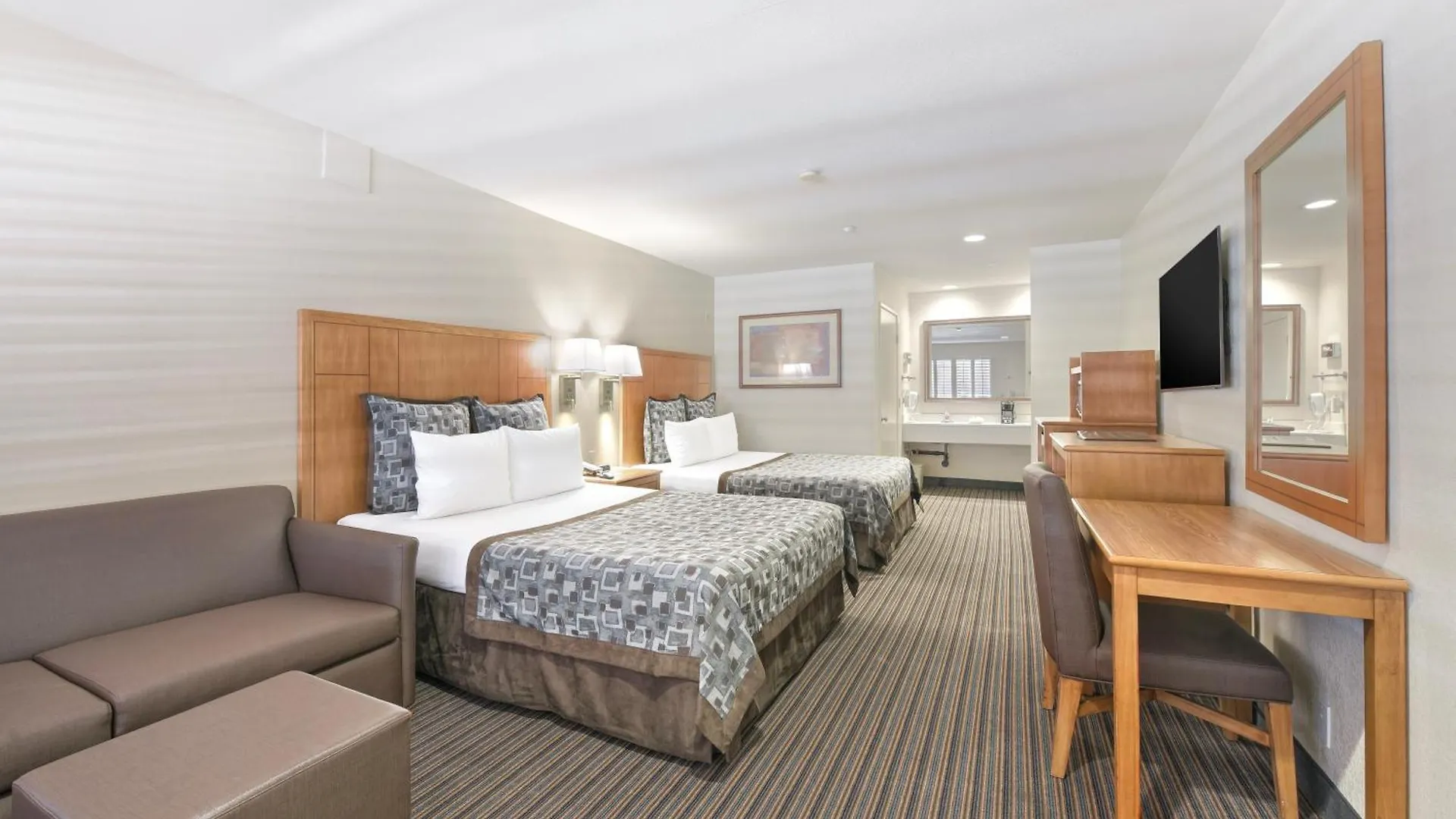 Anaheim Desert Inn & Suites Hotel