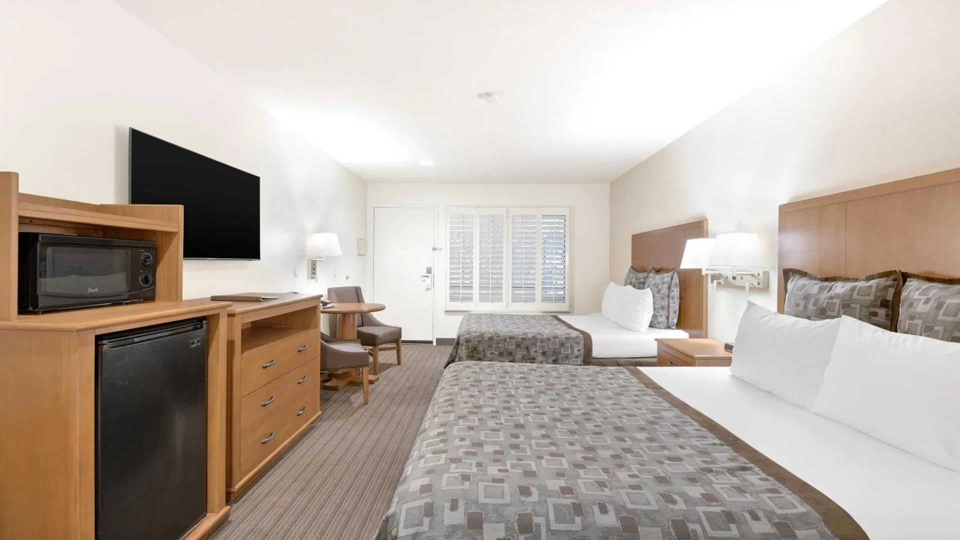 Anaheim Desert Inn & Suites Hotel
