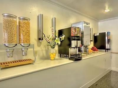 Anaheim Desert Inn & Suites Hotel